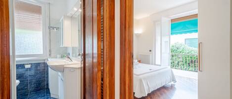 1 bedroom, bed sheets