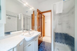 Regadera, bidet, toallas 