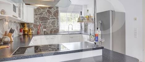 Jääkaappi, mikroaaltouuni, uuni, liesi