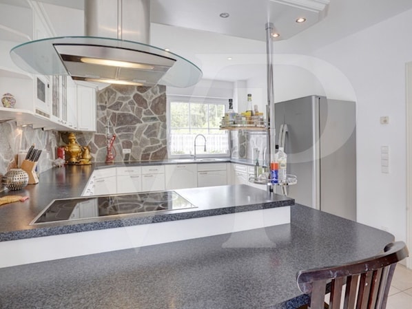 冰箱、微波炉、烤箱、炉灶