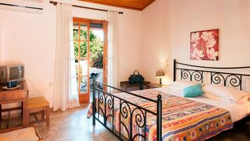 2 bedrooms, iron/ironing board, travel crib, free WiFi