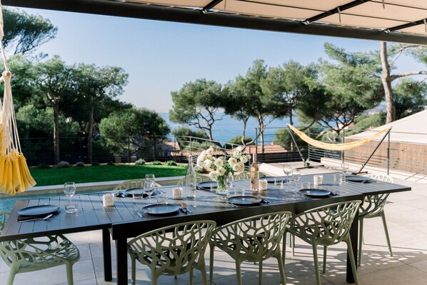 Outdoor dining - Villa Marcam in Sanary-sur-Mer/ Sea view/ Beach 200 m/ Heated pool/ Paddle (Sanary-sur-Mer)