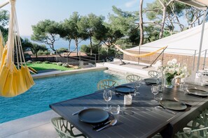 Outdoor dining - Villa Marcam in Sanary-sur-Mer/ Sea view/ Beach 200 m/ Heated pool/ Paddle (Sanary-sur-Mer)