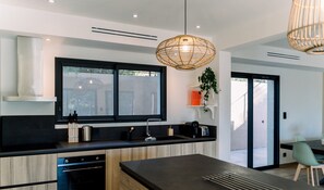 Frigorifero, microonde, forno, piano cottura