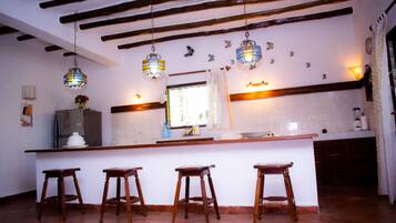 Refrigerador, microondas, placa de cocina, tetera/pava eléctrica