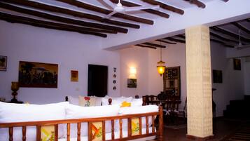 4 habitaciones y espacio para trabajar con laptop