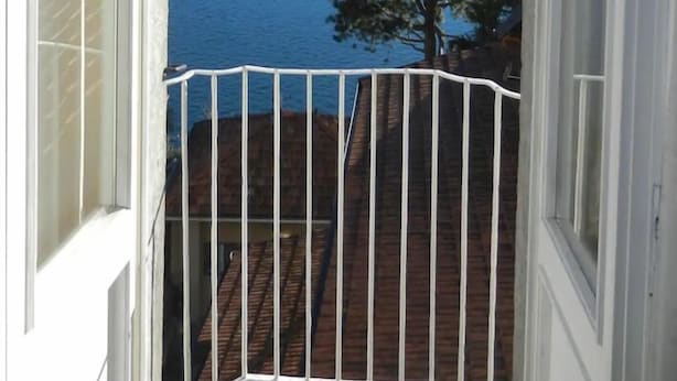 A balcony with a view of a lake and mountains. - Apartment in old rectory with lake view, terrace and garden - 3 persons (Ghiffa)