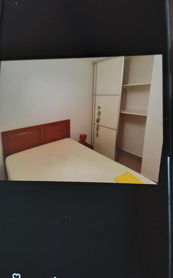 1 chambre, fer et planche à repasser, draps fournis