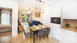 Un apartamento moderno con comedor, cocina y sala de estar.