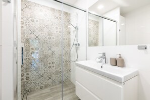 Appartement (42) | Badkamer | Een douche, handdoeken