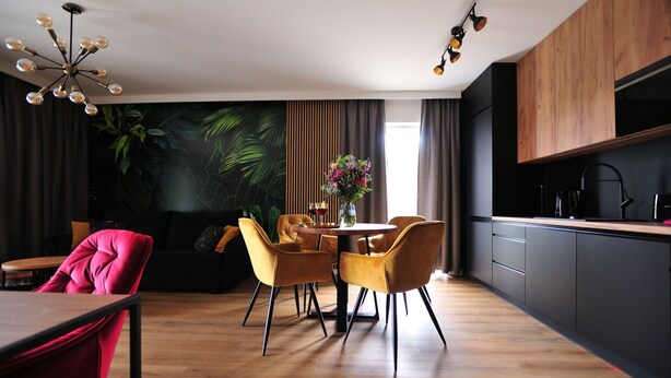 Una cocina moderna con armarios oscuros y encimera de madera.