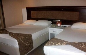 Espacio para trabajar con laptop, wifi gratis y ropa de cama 