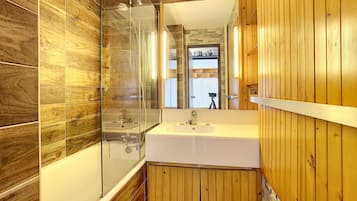 Apartment, Ensuite (Vue sur montagne -App 108) | Bathroom | Combined shower/tub