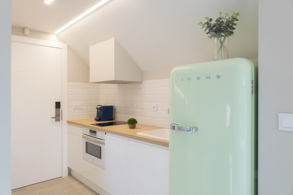 Fridge, microwave, oven, stovetop - Estudio con Terraza y Vistas al mar - DDS Cortegada (Vigo)