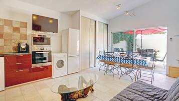 Fernseher, Kamin, Bücher