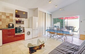 Fernseher, Kamin, Bücher