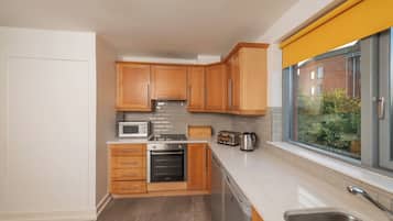 32-inch TV with cable channels, streaming services