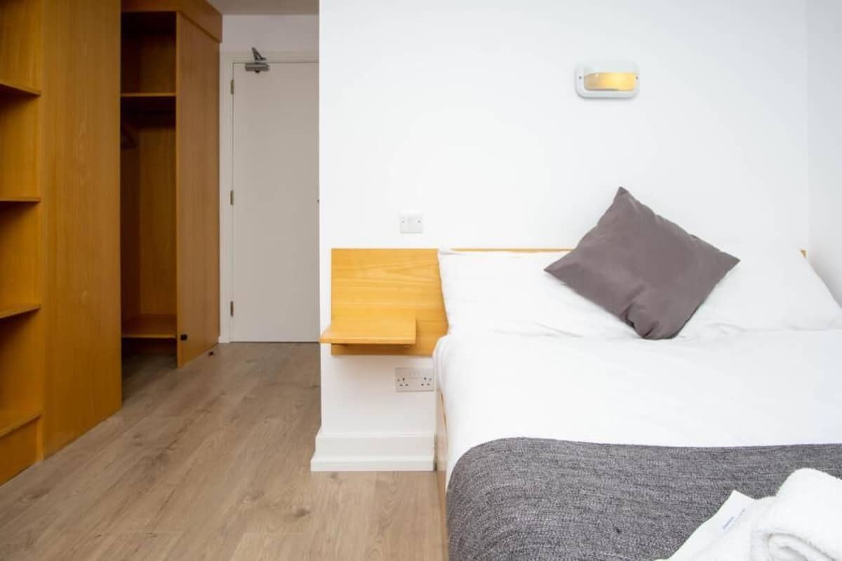 1 quarto, individualmente decorados, individualmente mobiliados