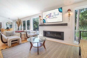 Smart TV, fireplace