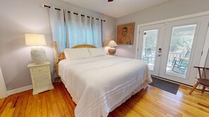 5 bedrooms, iron/ironing board, WiFi, bed sheets