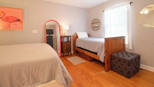 Room - Newly Renovated 1 Block from Beach w/Pool!~The Jolly Folly (Folly Beach)