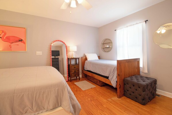 5 bedrooms, iron/ironing board, WiFi, bed sheets