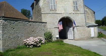 Furnished farmhouse, 16th-century Norman manor house, (sleeps 2 to 7).