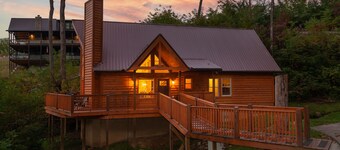 3 BR in Gatlinburg w/ Free Tickets, Wi-Fi, Hot Tub, Pool Access