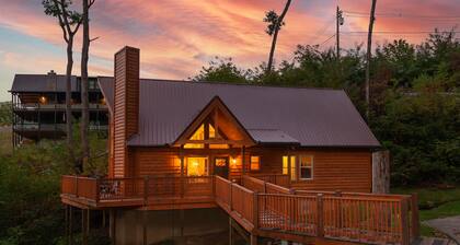 3 BR in Gatlinburg w/ Free Tickets, Wi-Fi, Hot Tub, Pool Access