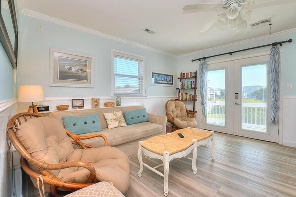 Televisie, een dvd-speler, boeken en een filmbibliotheek