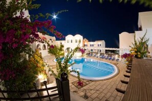 Outdoor pool - NEW HAROULA HOTEL (Santorini)