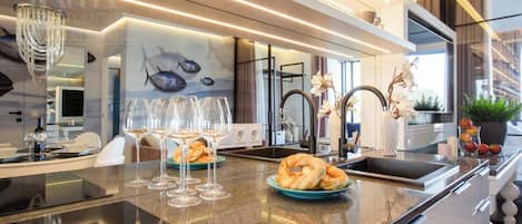 Appartement Prestige, 3 chambres, balcon, vue sur le fleuve | Cuisine privée | Réfrigérateur, surface de cuisson, bouilloire électrique