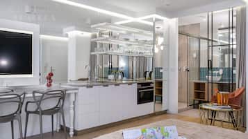 Deluxe Apartment, 1 Queen Bed, Private Bathroom, Courtyard View | Private kitchen