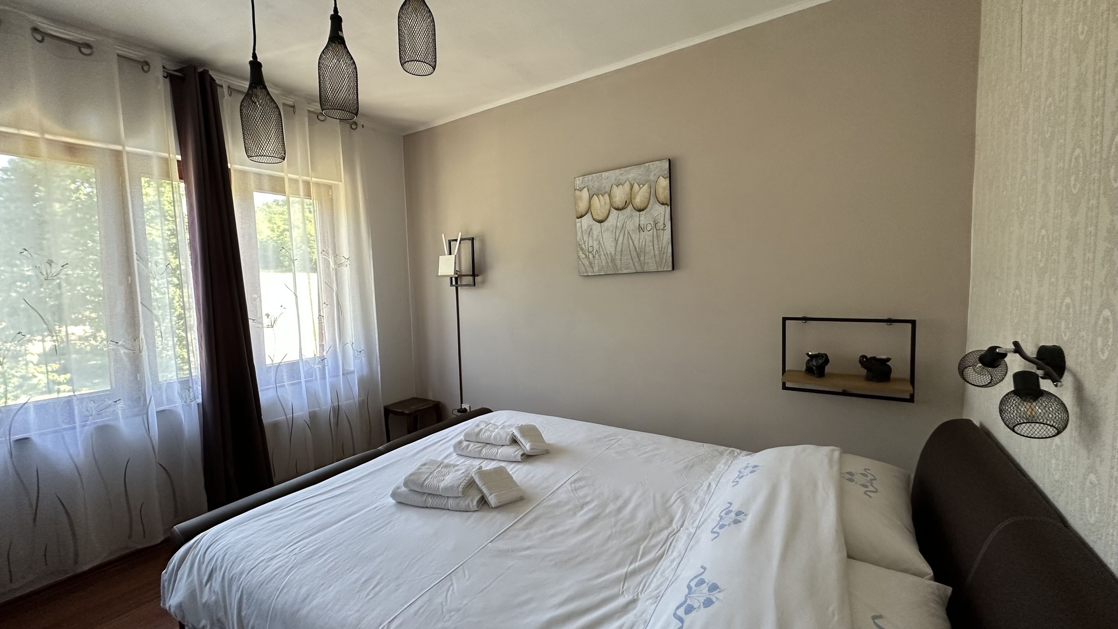 3 bedrooms, in-room safe, iron/ironing board, free WiFi