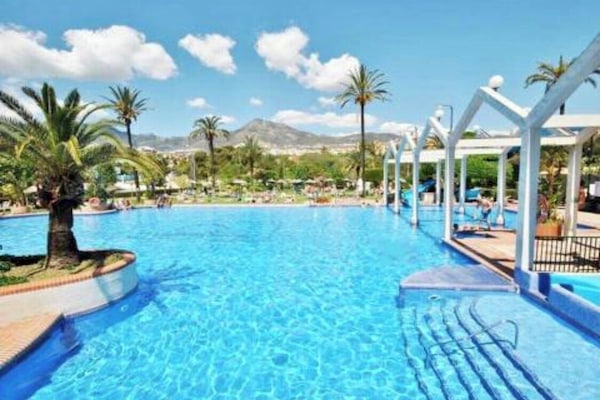 Piscina a l'aire lliure i piscina climatitzada