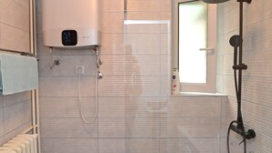 City Apartment | Bathroom - HomeRent Royal (Novi Sad)