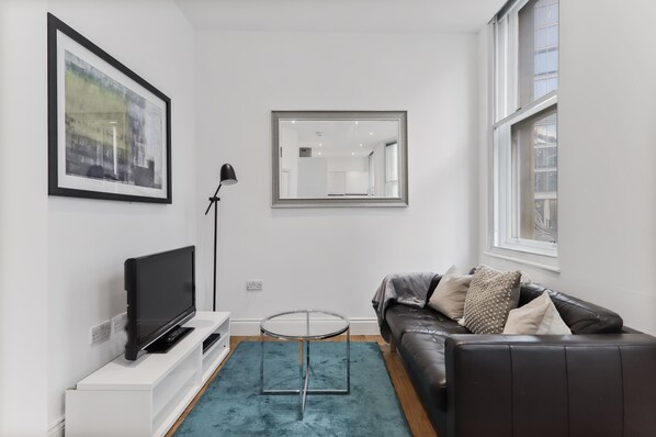 Appartement Affaires | Coin séjour | TV connectée de 40 pouces avec chaînes par satellite, télévision