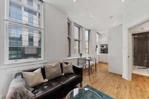 Apartamento empresarial | Área de estar | Smart TV 40 polegadas com canais via satélite, TV