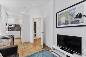 Interior - Cosy 1 Bed Apartment next to Liverpool Street Station FREE WIFI By City Stay Aparts London (London)