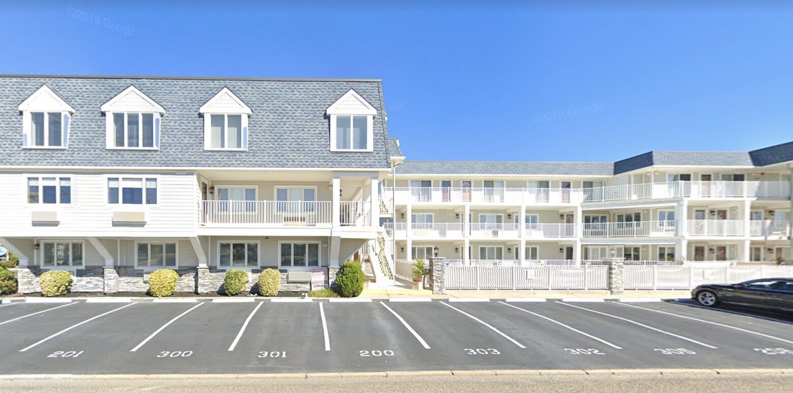 Beautiful Beach Block, one bedroom condo in the highly sought after Merrimac Condominiums sleeps 4.