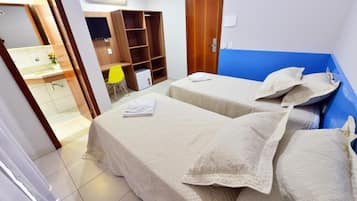 Basic-Zweibettzimmer, 2 Einzelbetten | Minibar, Schreibtisch, kostenloses WLAN, Bettwäsche