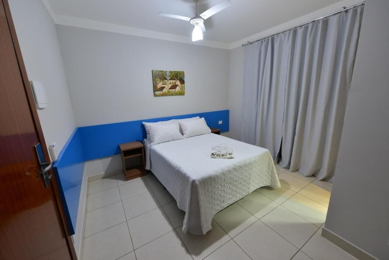 Quarto casal básico, 1 cama de casal | Frigobar, escrivaninha, Wi-Fi de cortesia, roupa de cama