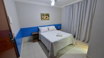 Quarto casal básico, 1 cama de casal | Frigobar, escrivaninha, Wi-Fi de cortesia, roupa de cama