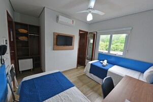 Quarto duplo básico, 2 camas de solteiro | Frigobar, escrivaninha, Wi-Fi de cortesia, roupa de cama
