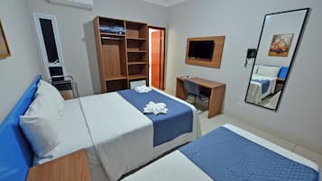 Premium Triple Room | Bar mini, meja, Wi-fi percuma, cadar katil