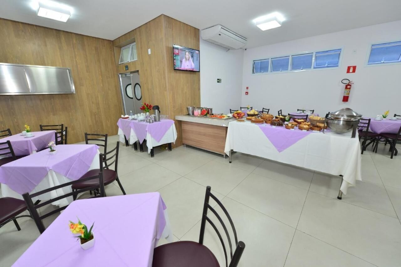 Café da manhã com buffet grátis todos os dias