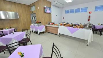 Café da manhã com buffet grátis todos os dias