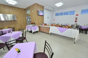 Free daily buffet breakfast - Vinds Economic Hotel (Ipatinga)