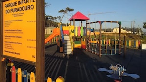 A playground with a sign indicating it is 'Parque Infantil do Furadouro'. - Home Sweet Home - Entire Apartament (Ovar)