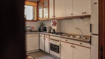 KylskÄp, mikrovÄgsugn, ugn och spishÀll